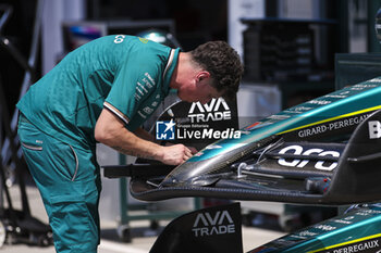 2024-07-18 - Aston Martin F1 Team, mechanic, mecanicien, mechanics during the Formula 1 Hungarian Grand Prix 2024, 13th round of the 2024 Formula One World Championship from July 19 to 21, 2024 on the Hungaroring, in Mogyorod, Hungary - F1 - HUNGARIAN GRAND PRIX 2024 - FORMULA 1 - MOTORS