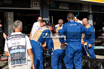 2024-07-18 - Extrication FIA marshall, commissaire de piste, marshal, marshalls, marshals during the Formula 1 Hungarian Grand Prix 2024, 13th round of the 2024 Formula One World Championship from July 19 to 21, 2024 on the Hungaroring, in Mogyorod, Hungary - F1 - HUNGARIAN GRAND PRIX 2024 - FORMULA 1 - MOTORS