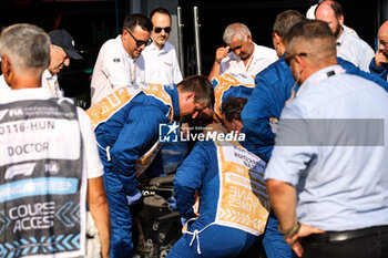 2024-07-18 - Extrication FIA marshall, commissaire de piste, marshal, marshalls, marshals during the Formula 1 Hungarian Grand Prix 2024, 13th round of the 2024 Formula One World Championship from July 19 to 21, 2024 on the Hungaroring, in Mogyorod, Hungary - F1 - HUNGARIAN GRAND PRIX 2024 - FORMULA 1 - MOTORS