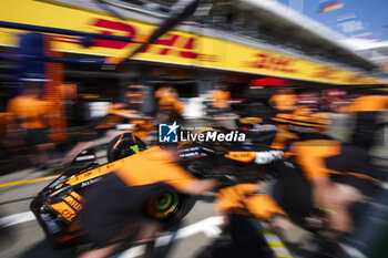 2024-07-18 - McLaren F1 Team pit stop practice during the Formula 1 Hungarian Grand Prix 2024, 13th round of the 2024 Formula One World Championship from July 19 to 21, 2024 on the Hungaroring, in Mogyorod, Hungary - F1 - HUNGARIAN GRAND PRIX 2024 - FORMULA 1 - MOTORS