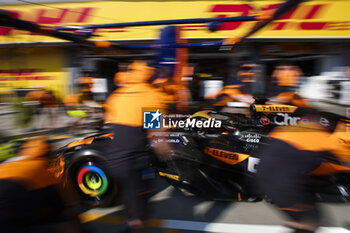 2024-07-18 - McLaren F1 Team pit stop practice during the Formula 1 Hungarian Grand Prix 2024, 13th round of the 2024 Formula One World Championship from July 19 to 21, 2024 on the Hungaroring, in Mogyorod, Hungary - F1 - HUNGARIAN GRAND PRIX 2024 - FORMULA 1 - MOTORS