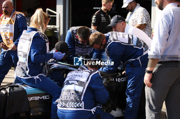 2024-07-18 - Extrication, marshall, commissaire de piste, marshal, marshalls, marshals during the Formula 1 Hungarian Grand Prix 2024, 13th round of the 2024 Formula One World Championship from July 19 to 21, 2024 on the Hungaroring, in Mogyorod, Hungary - F1 - HUNGARIAN GRAND PRIX 2024 - FORMULA 1 - MOTORS