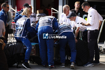 2024-07-18 - Extrication, marshall, commissaire de piste, marshal, marshalls, marshals during the Formula 1 Hungarian Grand Prix 2024, 13th round of the 2024 Formula One World Championship from July 19 to 21, 2024 on the Hungaroring, in Mogyorod, Hungary - F1 - HUNGARIAN GRAND PRIX 2024 - FORMULA 1 - MOTORS