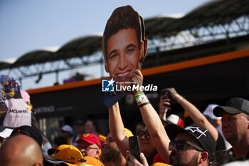 2024-07-18 - NORRIS Lando (gbr), McLaren F1 Team MCL38, portrait fans during the Formula 1 Hungarian Grand Prix 2024, 13th round of the 2024 Formula One World Championship from July 19 to 21, 2024 on the Hungaroring, in Mogyorod, Hungary - F1 - HUNGARIAN GRAND PRIX 2024 - FORMULA 1 - MOTORS