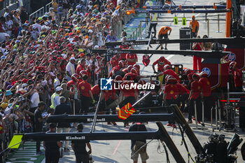 2024-07-18 - Scuderia Ferrari pit stop practice during the Formula 1 Hungarian Grand Prix 2024, 13th round of the 2024 Formula One World Championship from July 19 to 21, 2024 on the Hungaroring, in Mogyorod, Hungary - F1 - HUNGARIAN GRAND PRIX 2024 - FORMULA 1 - MOTORS