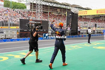 2024-07-20 - Max Verstappen (NED) - Oracle Red Bull Racing - Red Bull RB20 - Honda RBPT waving the crowd during Saturday Free Practice and qualify, July 20, of Formula 1 Hungarian Grand Prix 2024, scheduled to take place at Hungaroring track in Mogyorod, Budapest, Hungary, july 19 to july 21, 2024 - FORMULA 1 HUNGARIAN GRAND PRIX 2024 - PRACTICE 3 AND QUALIFYING - FORMULA 1 - MOTORS