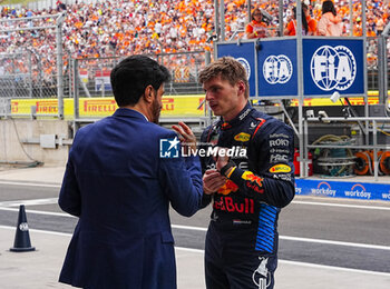 2024-07-20 - (L Mohammed Bin Sulayem (EAU) - FIA President and Max Verstappen (NED) - Oracle Red Bull Racing - Red Bull RB20 - Honda RBPT during Saturday Free Practice and qualify, July 20, of Formula 1 Hungarian Grand Prix 2024, scheduled to take place at Hungaroring track in Mogyorod, Budapest, Hungary, july 19 to july 21, 2024 - FORMULA 1 HUNGARIAN GRAND PRIX 2024 - PRACTICE 3 AND QUALIFYING - FORMULA 1 - MOTORS