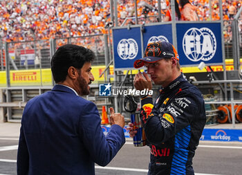 2024-07-20 - (L Mohammed Bin Sulayem (EAU) - FIA President and Max Verstappen (NED) - Oracle Red Bull Racing - Red Bull RB20 - Honda RBPT during Saturday Free Practice and qualify, July 20, of Formula 1 Hungarian Grand Prix 2024, scheduled to take place at Hungaroring track in Mogyorod, Budapest, Hungary, july 19 to july 21, 2024 - FORMULA 1 HUNGARIAN GRAND PRIX 2024 - PRACTICE 3 AND QUALIFYING - FORMULA 1 - MOTORS