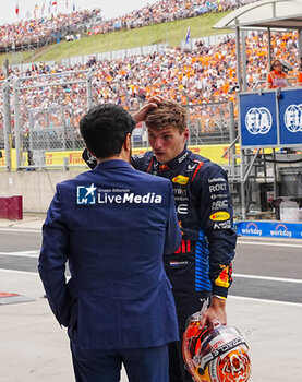 2024-07-20 - (L Mohammed Bin Sulayem (EAU) - FIA President and Max Verstappen (NED) - Oracle Red Bull Racing - Red Bull RB20 - Honda RBPT during Saturday Free Practice and qualify, July 20, of Formula 1 Hungarian Grand Prix 2024, scheduled to take place at Hungaroring track in Mogyorod, Budapest, Hungary, july 19 to july 21, 2024 - FORMULA 1 HUNGARIAN GRAND PRIX 2024 - PRACTICE 3 AND QUALIFYING - FORMULA 1 - MOTORS