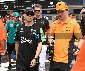 2024-07-21 - Zhou Guanyu (CHN) - Stake F1 Team Kick Sauber - Sauber C44 - Ferrari an Oscar Piastri (AUS) - McLaren Formula 1 Team - McLaren MCL38 - Mercedes
 during Raceday on Sunday, July 21, of Formula 1 Hungarian Grand Prix 2024, scheduled to take place at Hungaroring track in Mogyorod, Budapest, Hungary, july 19 to july 21, 2024 - FORMULA 1 HUNGARIAN GRAND PRIX 2024 - RACE - FORMULA 1 - MOTORS