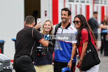 2024-07-20 - ICCIARDO Daniel (aus), Visa Cash App RB F1 Team VCARB 01, portrait with fans during the Formula 1 Hungarian Grand Prix 2024, 13th round of the 2024 Formula One World Championship from July 19 to 21, 2024 on the Hungaroring, in Mogyorod, Hungary - F1 - HUNGARIAN GRAND PRIX 2024 - FORMULA 1 - MOTORS