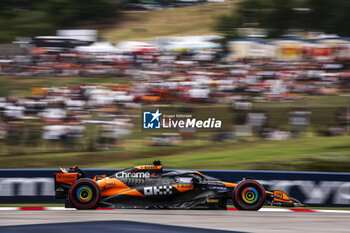 2024-07-20 - 81 PIASTRI Oscar (aus), McLaren F1 Team MCL38, action during the Formula 1 Hungarian Grand Prix 2024, 13th round of the 2024 Formula One World Championship from July 19 to 21, 2024 on the Hungaroring, in Mogyorod, Hungary - F1 - HUNGARIAN GRAND PRIX 2024 - FORMULA 1 - MOTORS