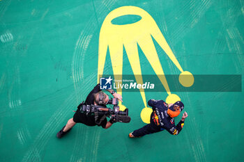 2024-07-20 - VERSTAPPEN Max (ned), Red Bull Racing RB20, portrait cameraman tv during the Formula 1 Hungarian Grand Prix 2024, 13th round of the 2024 Formula One World Championship from July 19 to 21, 2024 on the Hungaroring, in Mogyorod, Hungary - F1 - HUNGARIAN GRAND PRIX 2024 - FORMULA 1 - MOTORS