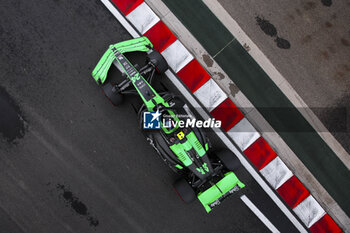 2024-07-20 - 24 ZHOU Guanyu (chi), Stake F1 Team Kick Sauber C44, action during the Formula 1 Hungarian Grand Prix 2024, 13th round of the 2024 Formula One World Championship from July 19 to 21, 2024 on the Hungaroring, in Mogyorod, Hungary - F1 - HUNGARIAN GRAND PRIX 2024 - FORMULA 1 - MOTORS