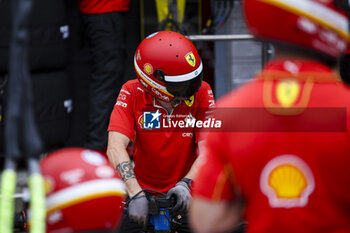 2024-07-20 - Scuderia Ferrari mechanic, mecanicien, mechanics during the Formula 1 Hungarian Grand Prix 2024, 13th round of the 2024 Formula One World Championship from July 19 to 21, 2024 on the Hungaroring, in Mogyorod, Hungary - F1 - HUNGARIAN GRAND PRIX 2024 - FORMULA 1 - MOTORS