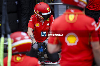 2024-07-20 - Scuderia Ferrari mechanic, mecanicien, mechanics during the Formula 1 Hungarian Grand Prix 2024, 13th round of the 2024 Formula One World Championship from July 19 to 21, 2024 on the Hungaroring, in Mogyorod, Hungary - F1 - HUNGARIAN GRAND PRIX 2024 - FORMULA 1 - MOTORS