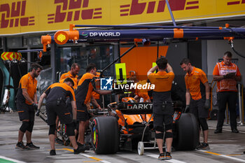 2024-07-20 - 04 NORRIS Lando (gbr), McLaren F1 Team MCL38, action, mechanic, mecanicien, mechanics during the Formula 1 Hungarian Grand Prix 2024, 13th round of the 2024 Formula One World Championship from July 19 to 21, 2024 on the Hungaroring, in Mogyorod, Hungary - F1 - HUNGARIAN GRAND PRIX 2024 - FORMULA 1 - MOTORS