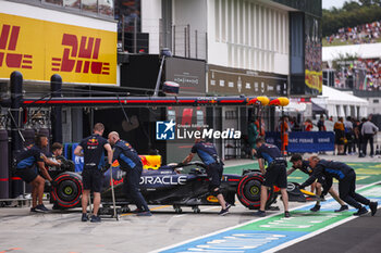 2024-07-20 - VERSTAPPEN Max (ned), Red Bull Racing RB20, portrait, mechanic, mecanicien, mechanics during the Formula 1 Hungarian Grand Prix 2024, 13th round of the 2024 Formula One World Championship from July 19 to 21, 2024 on the Hungaroring, in Mogyorod, Hungary - F1 - HUNGARIAN GRAND PRIX 2024 - FORMULA 1 - MOTORS