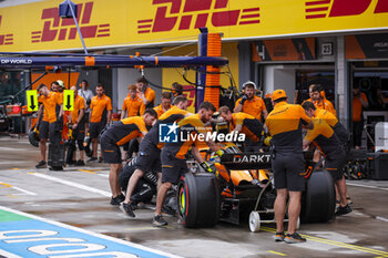 2024-07-20 - 04 NORRIS Lando (gbr), McLaren F1 Team MCL38, action mechanic, mecanicien, mechanics during the Formula 1 Hungarian Grand Prix 2024, 13th round of the 2024 Formula One World Championship from July 19 to 21, 2024 on the Hungaroring, in Mogyorod, Hungary - F1 - HUNGARIAN GRAND PRIX 2024 - FORMULA 1 - MOTORS