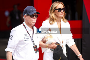 2024-07-20 - HILFIGER Tommy and OCLEPPO Dee during the Formula 1 Hungarian Grand Prix 2024, 13th round of the 2024 Formula One World Championship from July 19 to 21, 2024 on the Hungaroring, in Mogyorod, Hungary - F1 - HUNGARIAN GRAND PRIX 2024 - FORMULA 1 - MOTORS