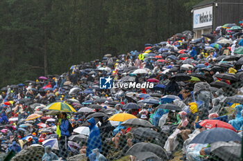 2024-07-27 - Fans in the rain - FORMULA 1 ROLEX BELGIAN GRAND PRIX 2024 - PRACTICE 3 - FORMULA 1 - MOTORS