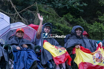 2024-07-27 - Fans in the rain - FORMULA 1 ROLEX BELGIAN GRAND PRIX 2024 - PRACTICE 3 - FORMULA 1 - MOTORS