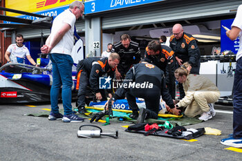 2024-07-25 - FIA marshals and medical team extraction practice the pitlane during the Formula 1 Rolex Belgian Grand Prix 2024, 14th round of the 2024 Formula One World Championship from July 26 to 28, 2024 on the Circuit de Spa-Francorchamps, in Stavelot, Belgium - F1 - BELGIAN GRAND PRIX 2024 - FORMULA 1 - MOTORS