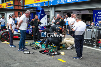 2024-07-25 - FIA marshals and medical team extraction practice the pitlane during the Formula 1 Rolex Belgian Grand Prix 2024, 14th round of the 2024 Formula One World Championship from July 26 to 28, 2024 on the Circuit de Spa-Francorchamps, in Stavelot, Belgium - F1 - BELGIAN GRAND PRIX 2024 - FORMULA 1 - MOTORS