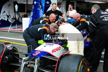 2024-07-25 - FIA marshals and medical team extraction practice the pitlane during the Formula 1 Rolex Belgian Grand Prix 2024, 14th round of the 2024 Formula One World Championship from July 26 to 28, 2024 on the Circuit de Spa-Francorchamps, in Stavelot, Belgium - F1 - BELGIAN GRAND PRIX 2024 - FORMULA 1 - MOTORS