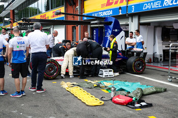 2024-07-25 - FIA marshals and medical team extraction practice the pitlane during the Formula 1 Rolex Belgian Grand Prix 2024, 14th round of the 2024 Formula One World Championship from July 26 to 28, 2024 on the Circuit de Spa-Francorchamps, in Stavelot, Belgium - F1 - BELGIAN GRAND PRIX 2024 - FORMULA 1 - MOTORS