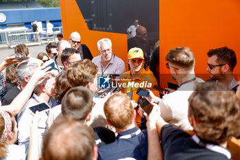 2024-07-25 - PIASTRI Oscar (aus), McLaren F1 Team MCL38, portrait during the Formula 1 Rolex Belgian Grand Prix 2024, 14th round of the 2024 Formula One World Championship from July 26 to 28, 2024 on the Circuit de Spa-Francorchamps, in Stavelot, Belgium - F1 - BELGIAN GRAND PRIX 2024 - FORMULA 1 - MOTORS