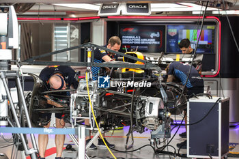 2024-09-19 - Red Bull Racing RB20, mechanical detail mechanic, mecanicien, mechanics during the Formula 1 Singapore Grand Prix 2024, 18th round of the 2024 Formula One World Championship from September 20 to 22, 2024 on the Marina Bay Circuit, in Singapore, Singapore - F1 - SINGAPORE GRAND PRIX 2024 - FORMULA 1 - MOTORS