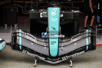 2024-09-19 - Mercedes AMG F1 Team W15, mechanical front wing detail Petronas special livery 50 Years during the Formula 1 Singapore Grand Prix 2024, 18th round of the 2024 Formula One World Championship from September 20 to 22, 2024 on the Marina Bay Circuit, in Singapore, Singapore - F1 - SINGAPORE GRAND PRIX 2024 - FORMULA 1 - MOTORS