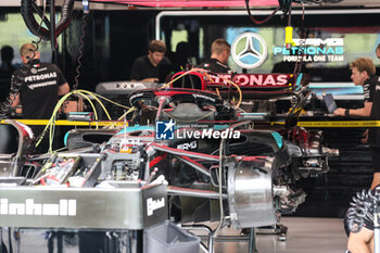 2024-09-19 - Mercedes AMG F1 Team W15, mechanical detail mechanic, mecanicien, mechanics during the Formula 1 Singapore Grand Prix 2024, 18th round of the 2024 Formula One World Championship from September 20 to 22, 2024 on the Marina Bay Circuit, in Singapore, Singapore - F1 - SINGAPORE GRAND PRIX 2024 - FORMULA 1 - MOTORS