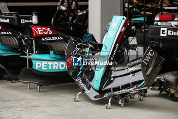 2024-09-19 - Mercedes AMG F1 Team W15, mechanical front wing detail Petronas special livery 50 Years during the Formula 1 Singapore Grand Prix 2024, 18th round of the 2024 Formula One World Championship from September 20 to 22, 2024 on the Marina Bay Circuit, in Singapore, Singapore - F1 - SINGAPORE GRAND PRIX 2024 - FORMULA 1 - MOTORS