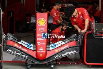 2024-09-19 - Scuderia Ferrari SF-24, mechanical detail front wing mechanic, mecanicien, mechanics during the Formula 1 Singapore Grand Prix 2024, 18th round of the 2024 Formula One World Championship from September 20 to 22, 2024 on the Marina Bay Circuit, in Singapore, Singapore - F1 - SINGAPORE GRAND PRIX 2024 - FORMULA 1 - MOTORS