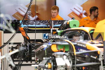 2024-09-19 - McLaren F1 Team MCL38, mechanical detail rear wing during the Formula 1 Singapore Grand Prix 2024, 18th round of the 2024 Formula One World Championship from September 20 to 22, 2024 on the Marina Bay Circuit, in Singapore, Singapore - F1 - SINGAPORE GRAND PRIX 2024 - FORMULA 1 - MOTORS