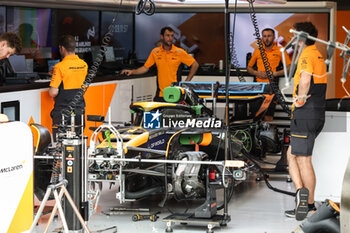 2024-09-19 - McLaren F1 Team MCL38, mechanical detail mechanic, mecanicien, mechanics during the Formula 1 Singapore Grand Prix 2024, 18th round of the 2024 Formula One World Championship from September 20 to 22, 2024 on the Marina Bay Circuit, in Singapore, Singapore - F1 - SINGAPORE GRAND PRIX 2024 - FORMULA 1 - MOTORS