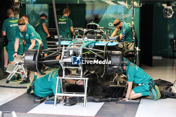 2024-09-19 - Aston Martin F1 Team AMR23, mechanical detail mechanic, mecanicien, mechanics during the Formula 1 Singapore Grand Prix 2024, 18th round of the 2024 Formula One World Championship from September 20 to 22, 2024 on the Marina Bay Circuit, in Singapore, Singapore - F1 - SINGAPORE GRAND PRIX 2024 - FORMULA 1 - MOTORS