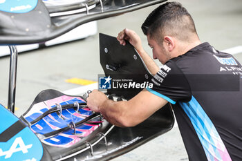 2024-09-19 - Alpine F1 Team A524, mechanical detail front wing mechanic, mecanicien, mechanics during the Formula 1 Singapore Grand Prix 2024, 18th round of the 2024 Formula One World Championship from September 20 to 22, 2024 on the Marina Bay Circuit, in Singapore, Singapore - F1 - SINGAPORE GRAND PRIX 2024 - FORMULA 1 - MOTORS