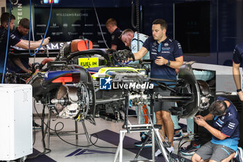 2024-09-19 - Williams Racing FW46, mechanical detail mechanic, mecanicien, mechanics during the Formula 1 Singapore Grand Prix 2024, 18th round of the 2024 Formula One World Championship from September 20 to 22, 2024 on the Marina Bay Circuit, in Singapore, Singapore - F1 - SINGAPORE GRAND PRIX 2024 - FORMULA 1 - MOTORS