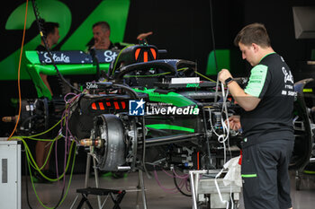 2024-09-19 - Stake F1 Team Kick Sauber C44, mechanical detail during the Formula 1 Singapore Grand Prix 2024, 18th round of the 2024 Formula One World Championship from September 20 to 22, 2024 on the Marina Bay Circuit, in Singapore, Singapore - F1 - SINGAPORE GRAND PRIX 2024 - FORMULA 1 - MOTORS