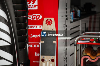 2024-09-19 - Haas F1 Team VF-24 Ferrari, Mechanical detail Skid block during the Formula 1 Singapore Grand Prix 2024, 18th round of the 2024 Formula One World Championship from September 20 to 22, 2024 on the Marina Bay Circuit, in Singapore, Singapore - F1 - SINGAPORE GRAND PRIX 2024 - FORMULA 1 - MOTORS