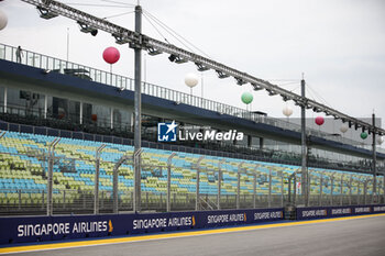 2024-09-19 - Singapore grandstands atmosphere during the Formula 1 Singapore Grand Prix 2024, 18th round of the 2024 Formula One World Championship from September 20 to 22, 2024 on the Marina Bay Circuit, in Singapore, Singapore - F1 - SINGAPORE GRAND PRIX 2024 - FORMULA 1 - MOTORS