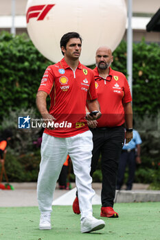 2024-09-19 - SAINZ Carlos (spa), Scuderia Ferrari SF-24, portrait during the Formula 1 Singapore Grand Prix 2024, 18th round of the 2024 Formula One World Championship from September 20 to 22, 2024 on the Marina Bay Circuit, in Singapore, Singapore - F1 - SINGAPORE GRAND PRIX 2024 - FORMULA 1 - MOTORS