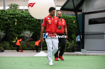 2024-09-19 - SAINZ Carlos (spa), Scuderia Ferrari SF-24, portrait during the Formula 1 Singapore Grand Prix 2024, 18th round of the 2024 Formula One World Championship from September 20 to 22, 2024 on the Marina Bay Circuit, in Singapore, Singapore - F1 - SINGAPORE GRAND PRIX 2024 - FORMULA 1 - MOTORS