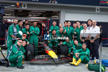 2024-09-19 - FIA Extrication exercise at Red Bull Racing RB20, marshall, commissaire de piste, marshal, marshalls, marshals during the Formula 1 Singapore Grand Prix 2024, 18th round of the 2024 Formula One World Championship from September 20 to 22, 2024 on the Marina Bay Circuit, in Singapore, Singapore - F1 - SINGAPORE GRAND PRIX 2024 - FORMULA 1 - MOTORS