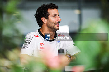 2024-09-19 - RICCIARDO Daniel (aus), Visa Cash App RB F1 Team VCARB 01, portrait during the Formula 1 Singapore Grand Prix 2024, 18th round of the 2024 Formula One World Championship from September 20 to 22, 2024 on the Marina Bay Circuit, in Singapore, Singapore - F1 - SINGAPORE GRAND PRIX 2024 - FORMULA 1 - MOTORS