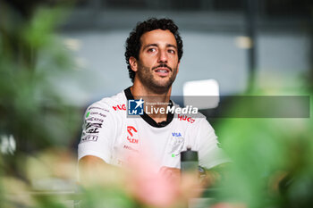 2024-09-19 - RICCIARDO Daniel (aus), Visa Cash App RB F1 Team VCARB 01, portrait during the Formula 1 Singapore Grand Prix 2024, 18th round of the 2024 Formula One World Championship from September 20 to 22, 2024 on the Marina Bay Circuit, in Singapore, Singapore - F1 - SINGAPORE GRAND PRIX 2024 - FORMULA 1 - MOTORS