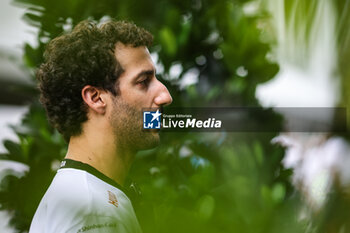 2024-09-19 - RICCIARDO Daniel (aus), Visa Cash App RB F1 Team VCARB 01, portrait during the Formula 1 Singapore Grand Prix 2024, 18th round of the 2024 Formula One World Championship from September 20 to 22, 2024 on the Marina Bay Circuit, in Singapore, Singapore - F1 - SINGAPORE GRAND PRIX 2024 - FORMULA 1 - MOTORS